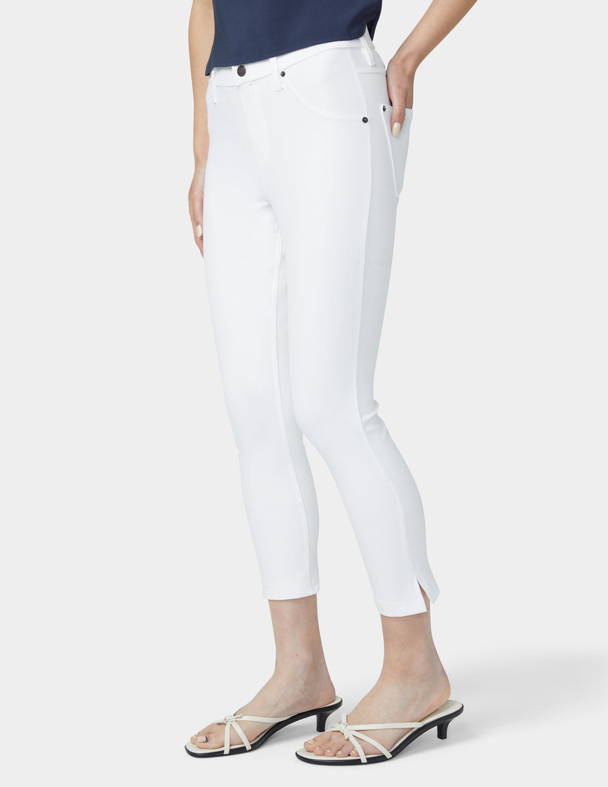 Hue Essential Denim Mid-Rise Capri - White