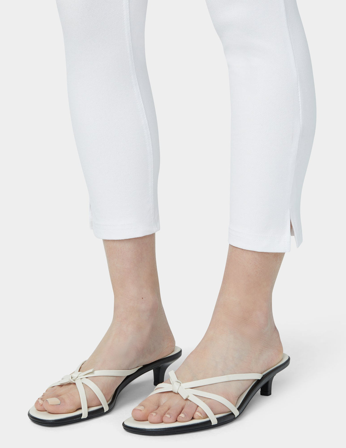 Hue Essential Denim Mid-Rise Capri - White