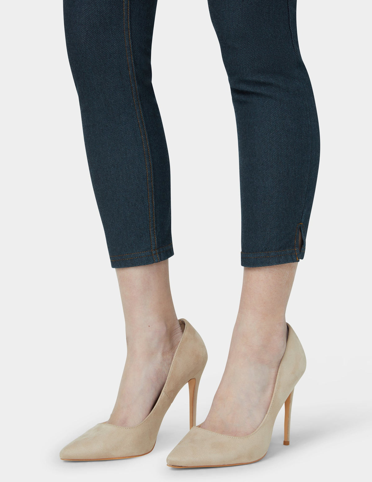 Hue Essential Denim Mid-Rise Capri - Deep Indigo Wash